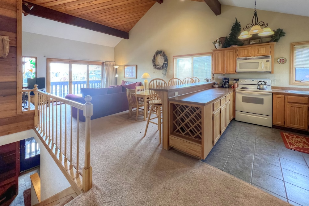 Quiet Townhome on Mountain, Hot Tub!