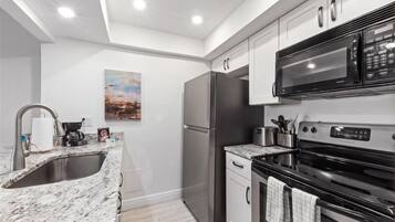 Refrigerador, microondas, horno y lavavajillas