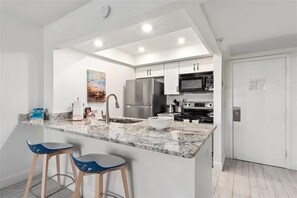 Réfrigérateur, micro-ondes, four, lave-vaisselle