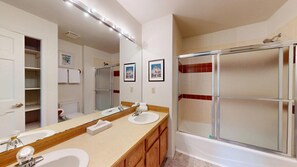 Combined shower/bathtub, hair dryer, towels - Habitat Condo A7 - Easy Walk to Downtown Ketchum & Hot Tub Onsite (Ketchum)