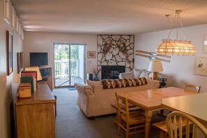 TV, fireplace, DVD player, stereo - Habitat Condo A7 - Easy Walk to Downtown Ketchum & Hot Tub Onsite (Ketchum)