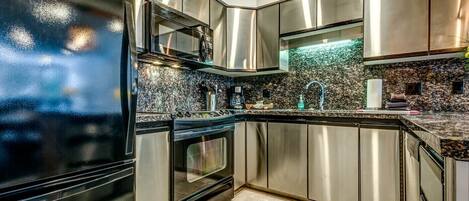 Réfrigérateur, four à micro-ondes, un four, surface de cuisson