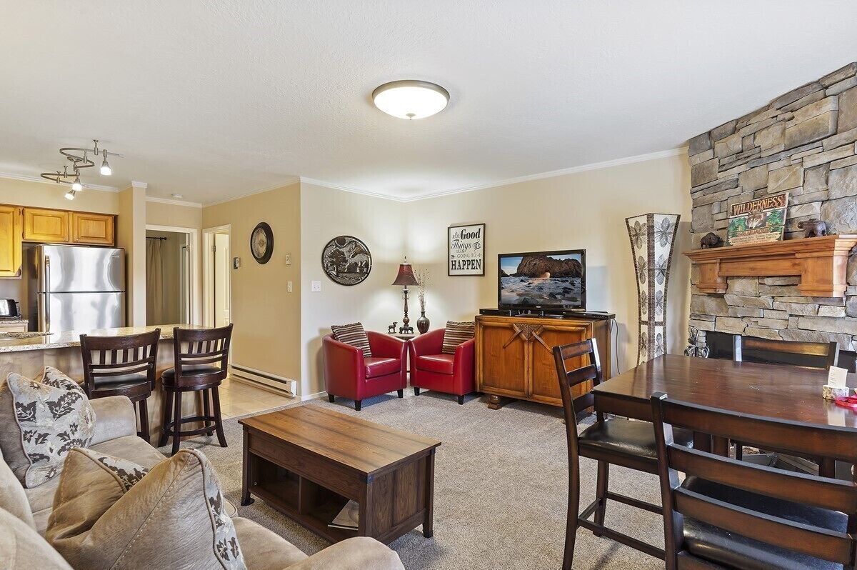 Ground Level end unit condo with new King Bed right on the Golf Course!