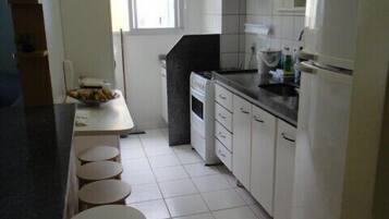 Refrigerador, microondas, parrilla de estufa y licuadora