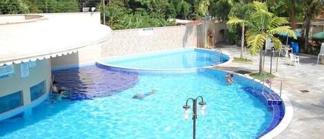 Outdoor pool, a heated pool