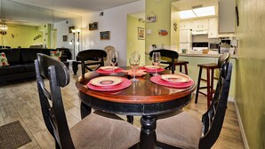 Comedor con una mesa redonda dispuesta para seis personas, rodeada de sillas.