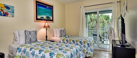 Habitación de hotel con dos camas, un balcón con vistas a palmeras, un cuadro de una playa y un televisor sobre un mueble.
