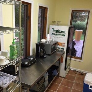 ثلاجة، ميكروويف، فرن، موقد طهي مسطح