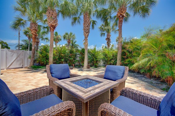 Outdoor dining - Cozy Beach House w/ Backyard Pool & Steps to North Beach (Clearwater)