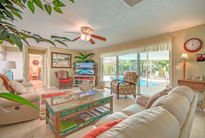 TV, DVD player - Cozy Beach House w/ Backyard Pool & Steps to North Beach (Clearwater)