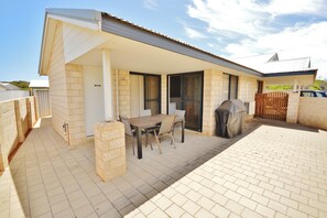 Outdoor dining - Surfside Retreat - Kalbarri, WA (Kalbarri)