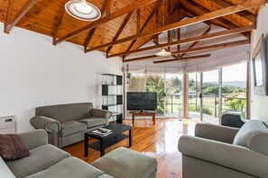 TV, DVD player, livros