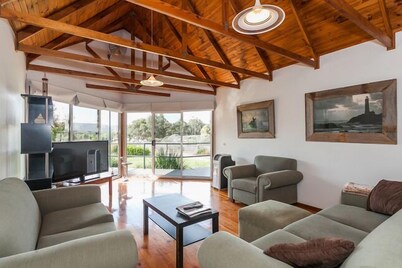 A RIVER BED  COTTAGE - Relax and unwind in this spacious cottage by the river