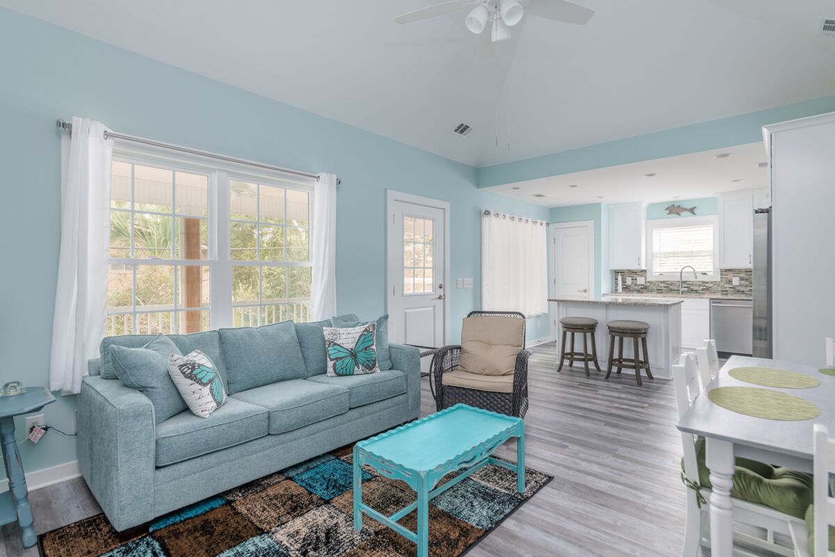 Newly refreshed Beach Bungalow with screened-in porch; short walk to beach