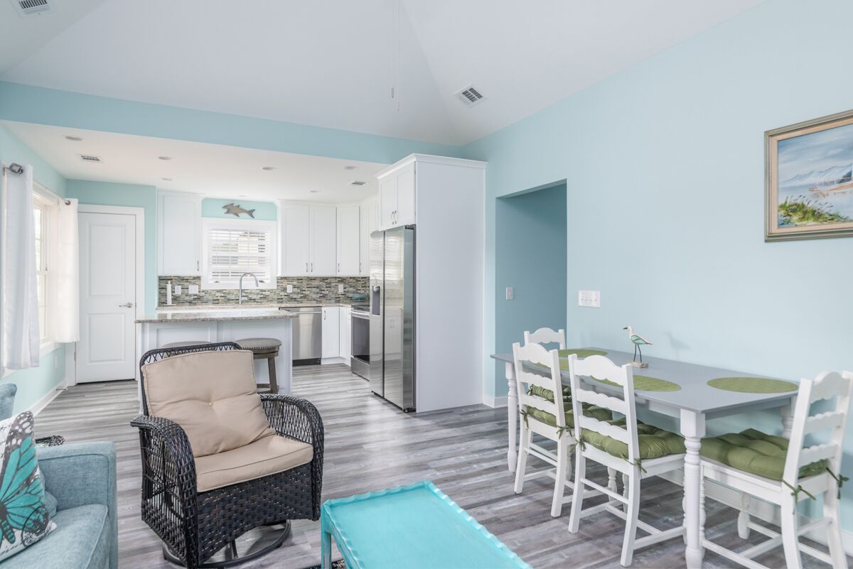 Newly refreshed Beach Bungalow with screened-in porch; short walk to beach