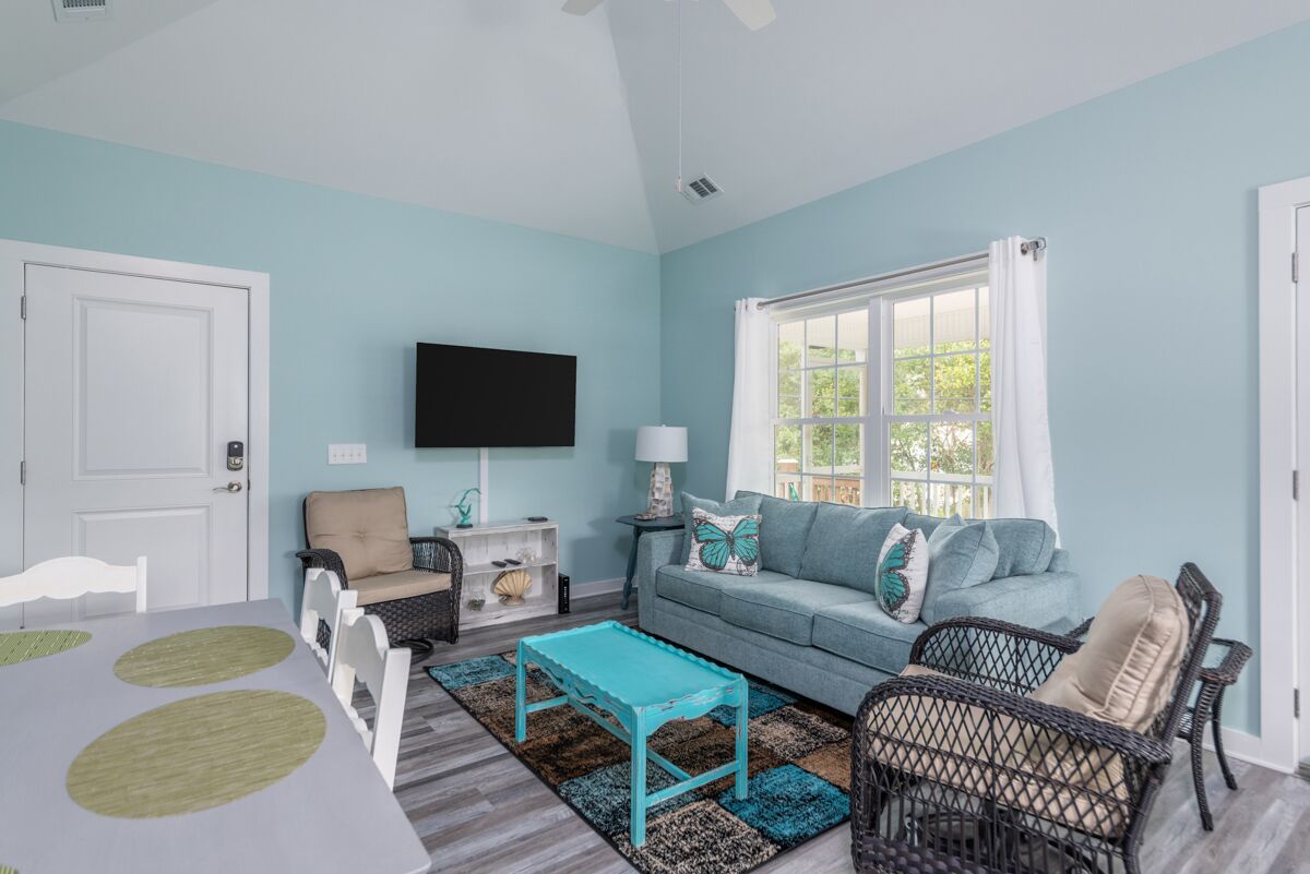 Newly refreshed Beach Bungalow with screened-in porch; short walk to beach