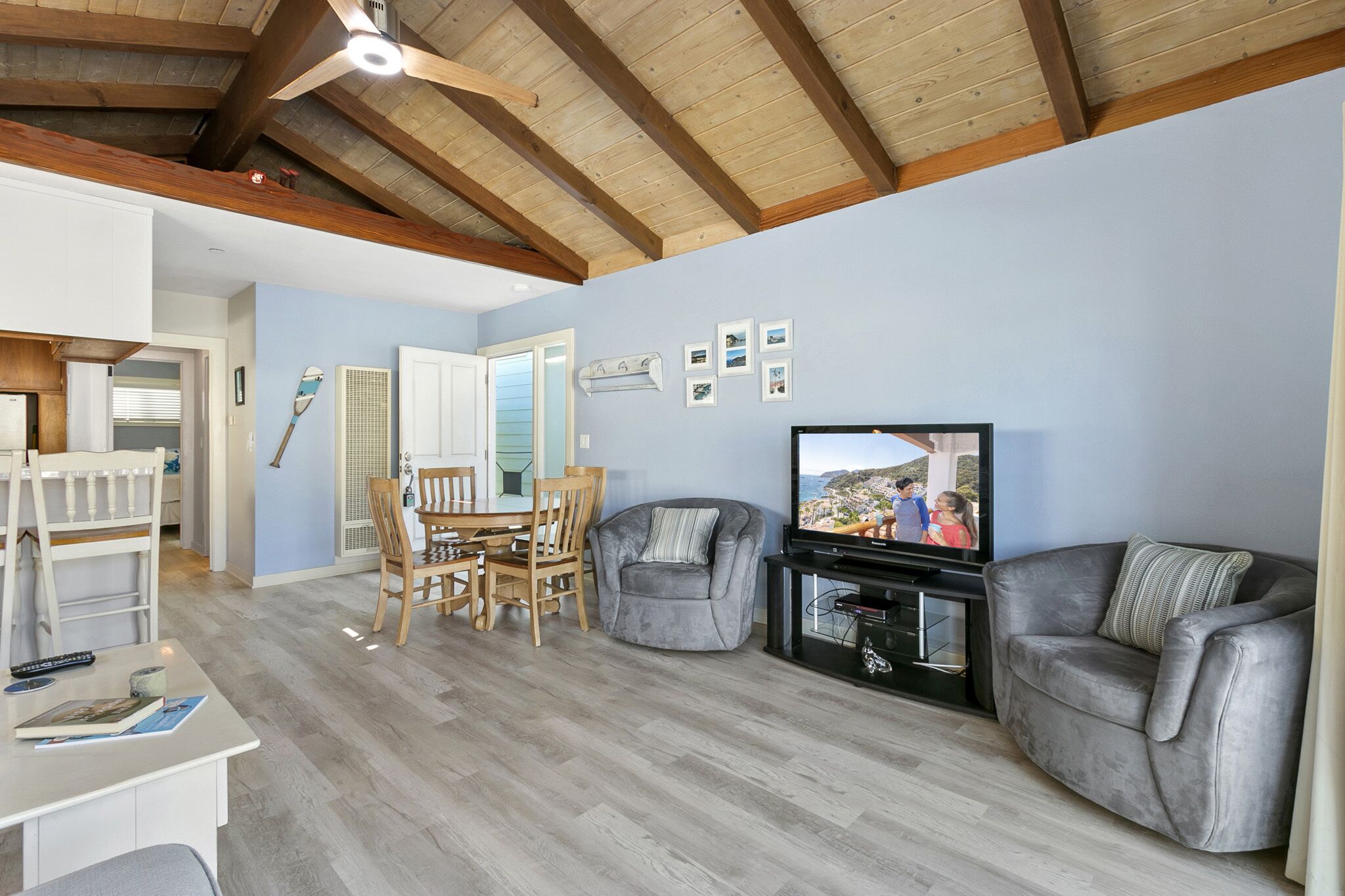 318CL Upper: Spacious Avalon Home, Cathedral Ceilings, Ample Balcony, Mtn Views