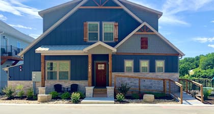 Cove Rock Lodge - ¡VISTAZO! 10BR / 9BA en Table Rock Lake!