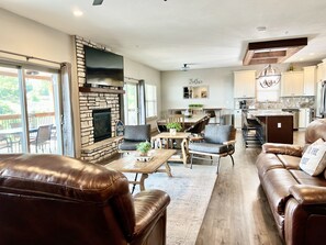 Smart TV, fireplace, video games, ping pong -  Cove Rock-Poolside•LAKEVIEW•Pool Table•Shuffleboard•PingPong•Cmty Pools (Branson)