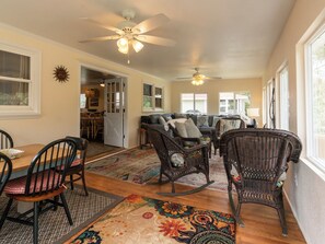 Interior - JJ's Getaway: Spacious pet friendly home, centrally located. (Ocracoke)
