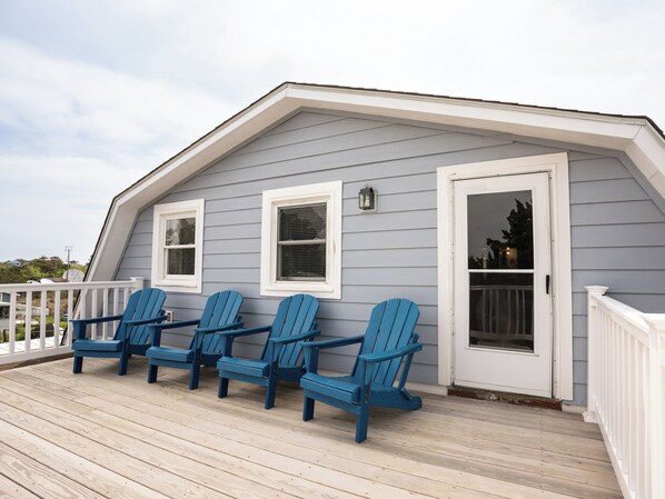 Terrace/patio - JJ's Getaway: Spacious pet friendly home, centrally located. (Ocracoke)