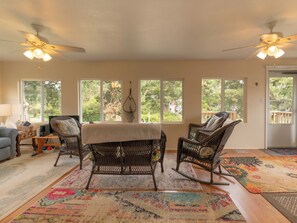 TV - JJ's Getaway: Spacious pet friendly home, centrally located. (Ocracoke)