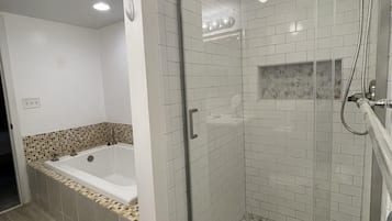 Kombinert dusj/badekar, boblebad, hårføner og håndklær