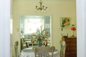 Interior - The Original Crafter's Cottage Convenient to Savannah (Bloomingdale)