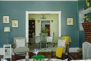 Dining - The Original Crafter's Cottage Convenient to Savannah (Bloomingdale)