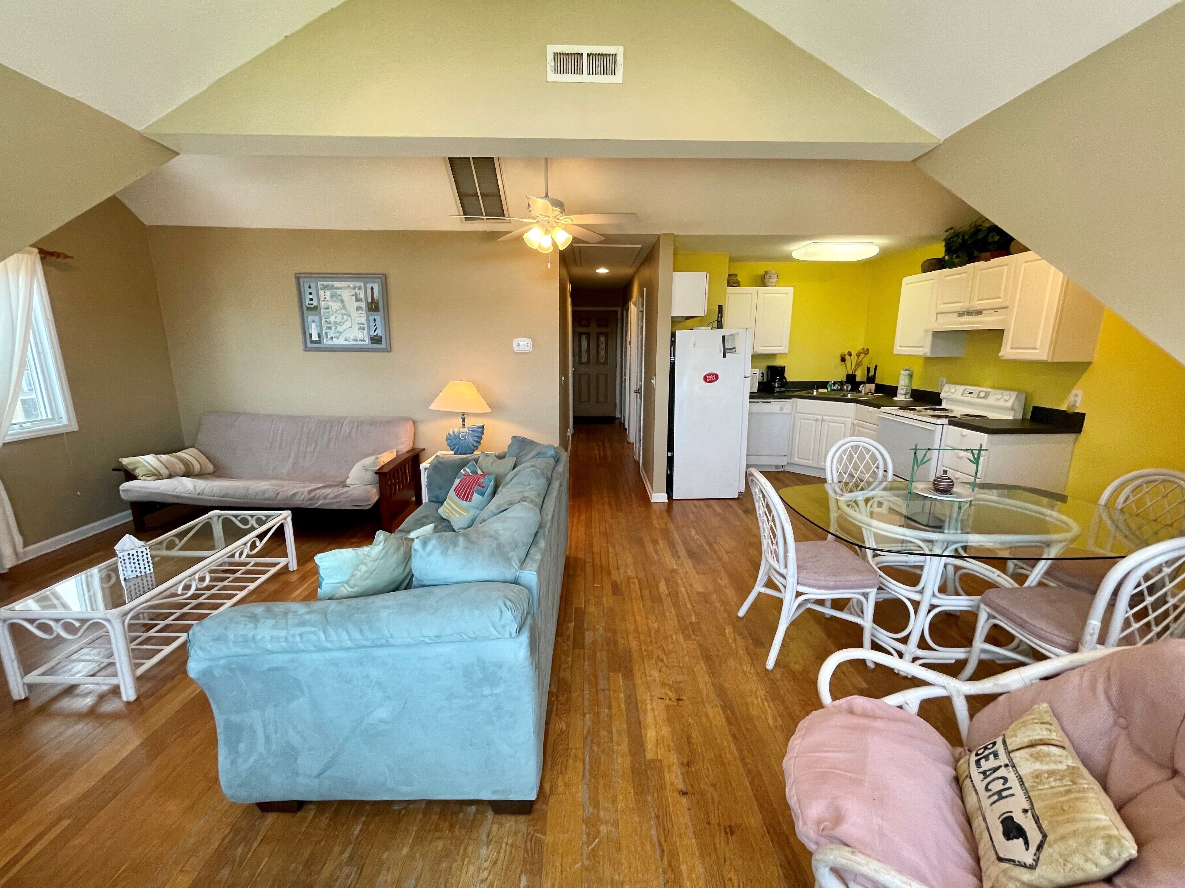 Villa I: Dog friendly condo near shops and restaurants