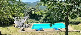 Vakkert omgjort våningshus alene på en toskansk skråning med fantastisk utsikt