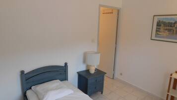 2 bedrooms, iron/ironing board, WiFi