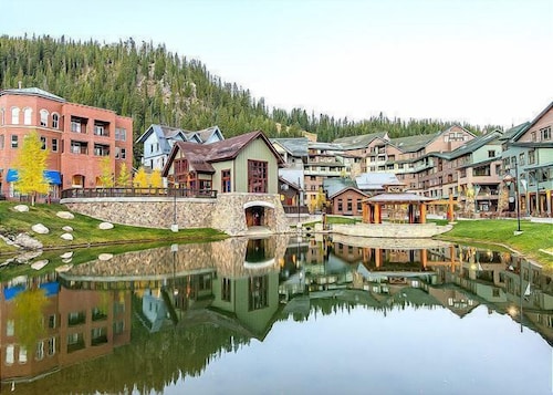 Ski-in/ski-out condo Ground Floor! Easy Access to Resort & shared hot tub