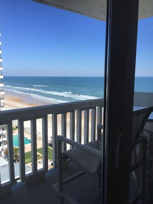 Un balcon avec vue sur la plage et l’océan.