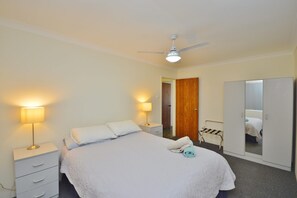 3 bedrooms, iron/ironing board, bed sheets