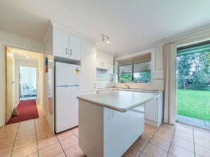 Fridge, microwave, oven, stovetop - 256 Settlement Road, Holiday House In Cowes, dog friendly, great spot! (Cowes)
