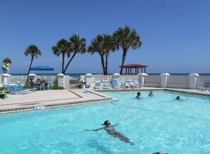Piscina all'aperto, una piscina riscaldata