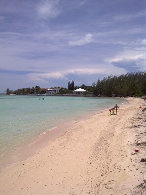 In Strandnähe, Liegestühle, Strandtücher