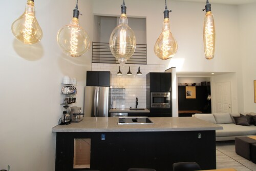 King Beds, Completely Remodeled, walk to skiing