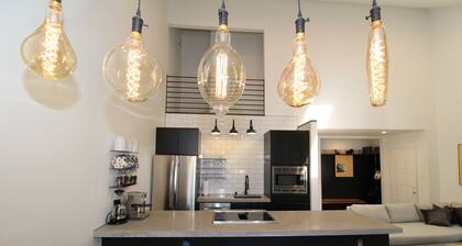 King Beds, Completely Remodeled, walk to skiing