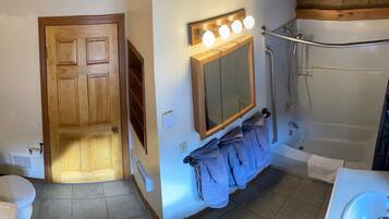 Combined shower/tub, hair dryer, towels