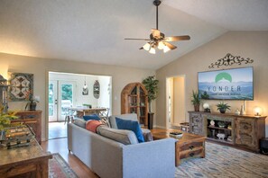 Een televisie, tafelvoetbal en boeken