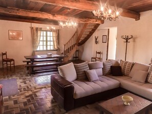 TV, fireplace, DVD player, stereo - Quiet spacious house with air conditionning with private pool garden in village (Félines-Minervois)