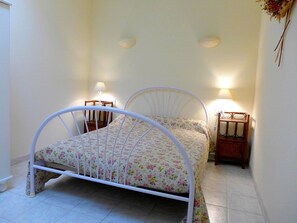 4 Schlafzimmer, Bügeleisen/Bügelbrett
