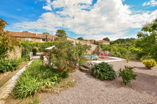 Quiet spacious house with air conditionning with private pool garden in village