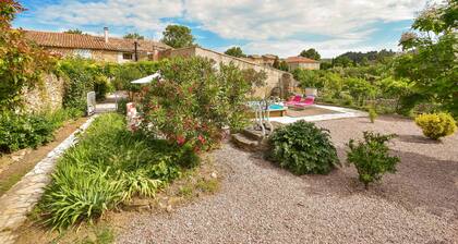 Quiet spacious house with air conditionning with private pool garden in village