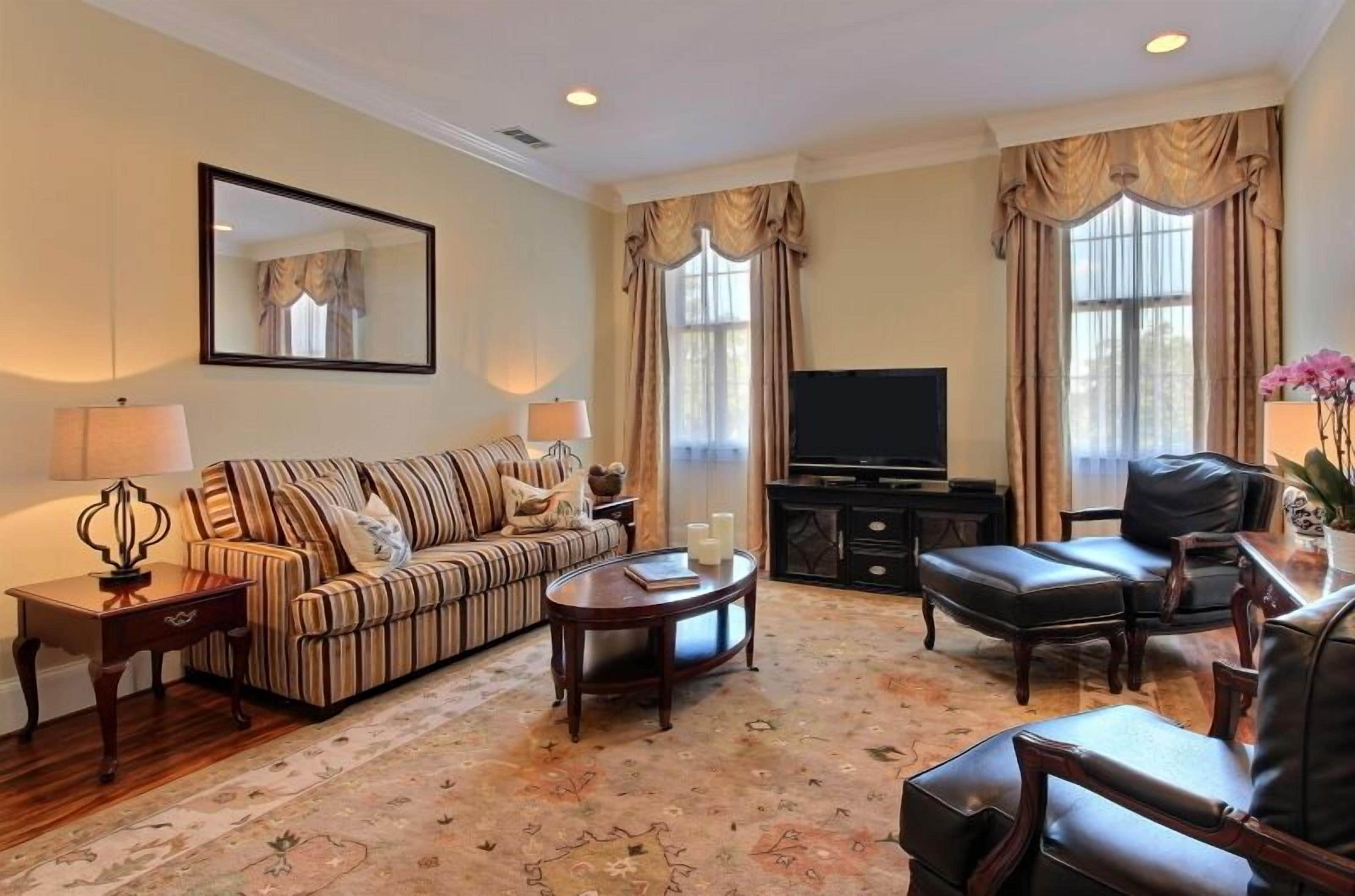 1bd, 1.5ba Historic District and River Front-Walk to Everything!