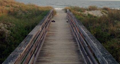 Shell House - Less than a block to beach access and recently updated!