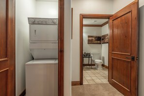 Luokittelematon kuva, 5 kautta 33, painike