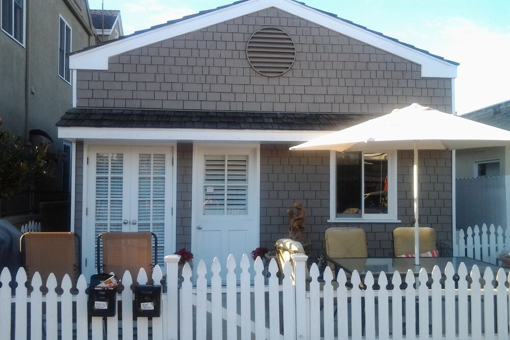 CHARMING BEACH COTTAGE ALL UPGRADED. GREAT LINENS AND BEDS